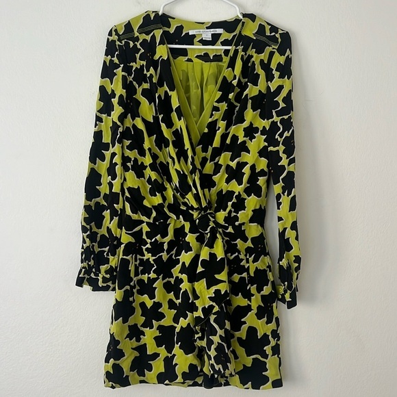 Diane Von Furstenberg Dora Lily Crepe Print Mini Dress Size 2 Faux Wrap - Picture 2 of 11